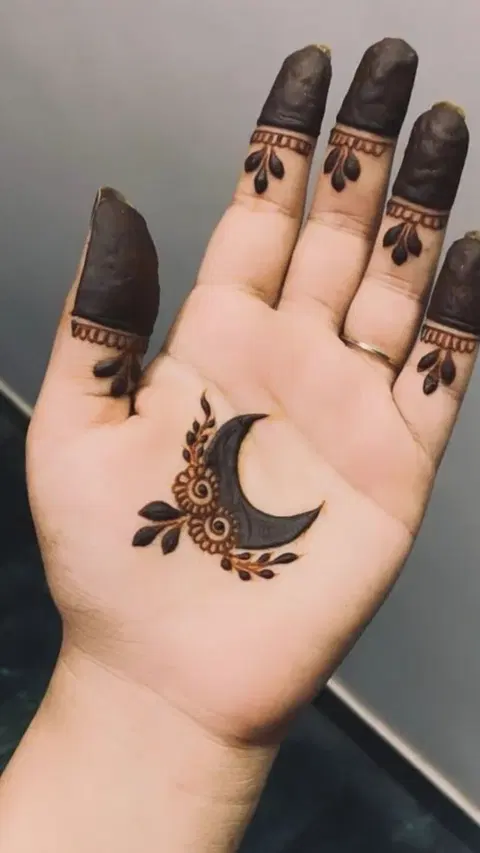 aesthetic arabic circle front hand mehndi design