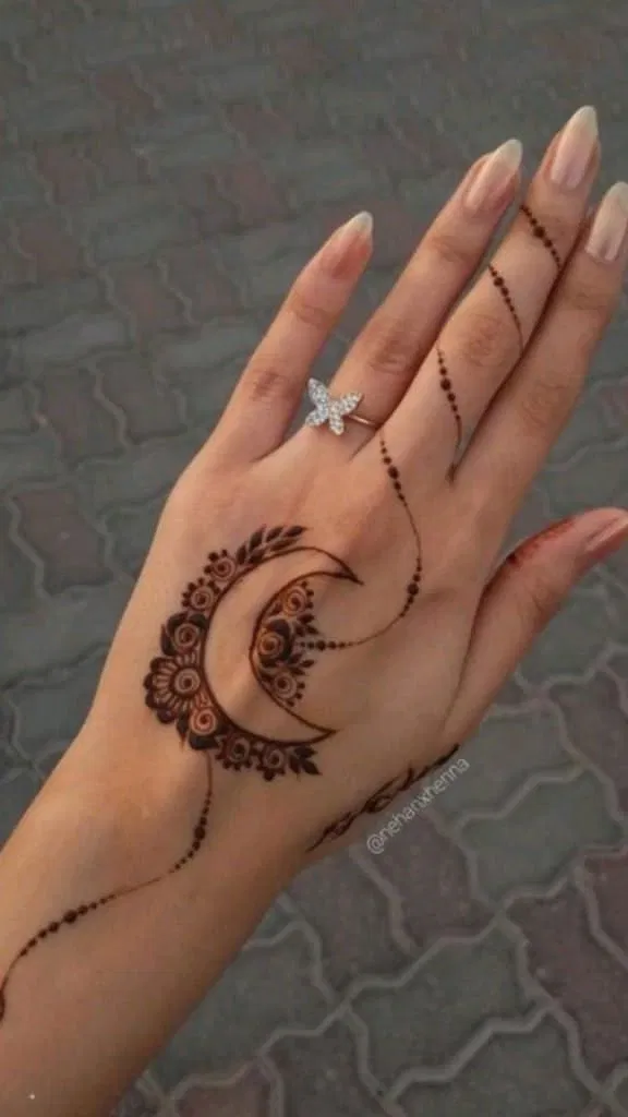 Aesthetic Arabic Finger Mehndi Design with Moon (4)