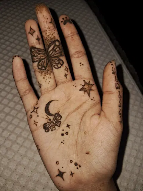 aesthetic simple circle front hand mehndi design