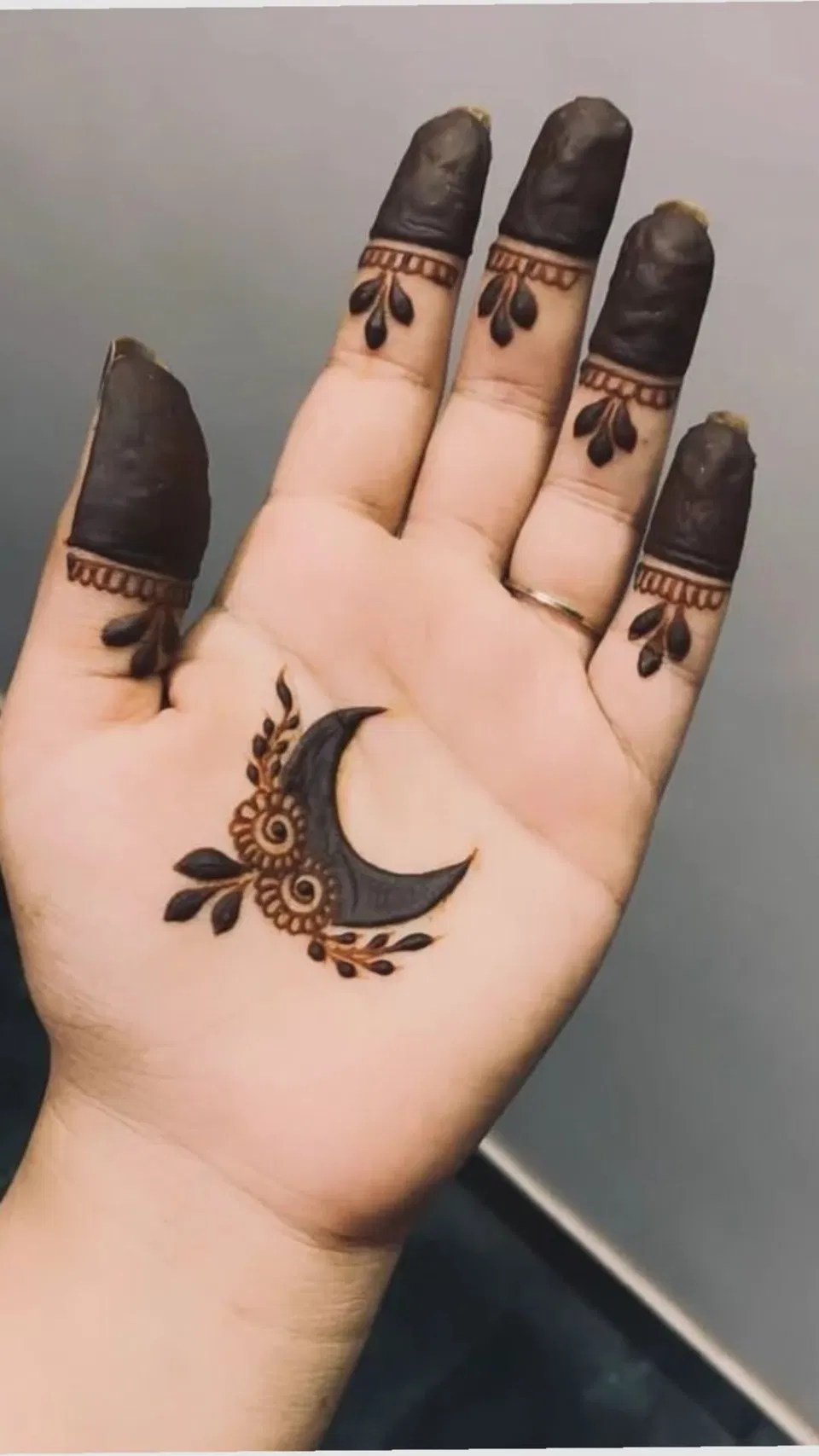Aesthetic Arabic Front Hand Mehndi Design with Gol Tikki and Moon for Eid (8)
