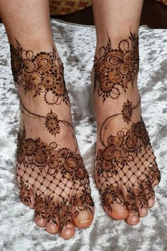 Arabic Bridal Back Hand Mehndi Design for Karwa Chauth (4)
