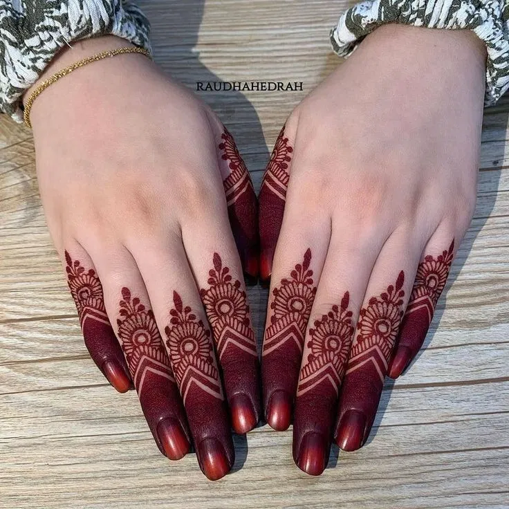 Aesthetic Arabic Back Hand Mehndi Design (24)