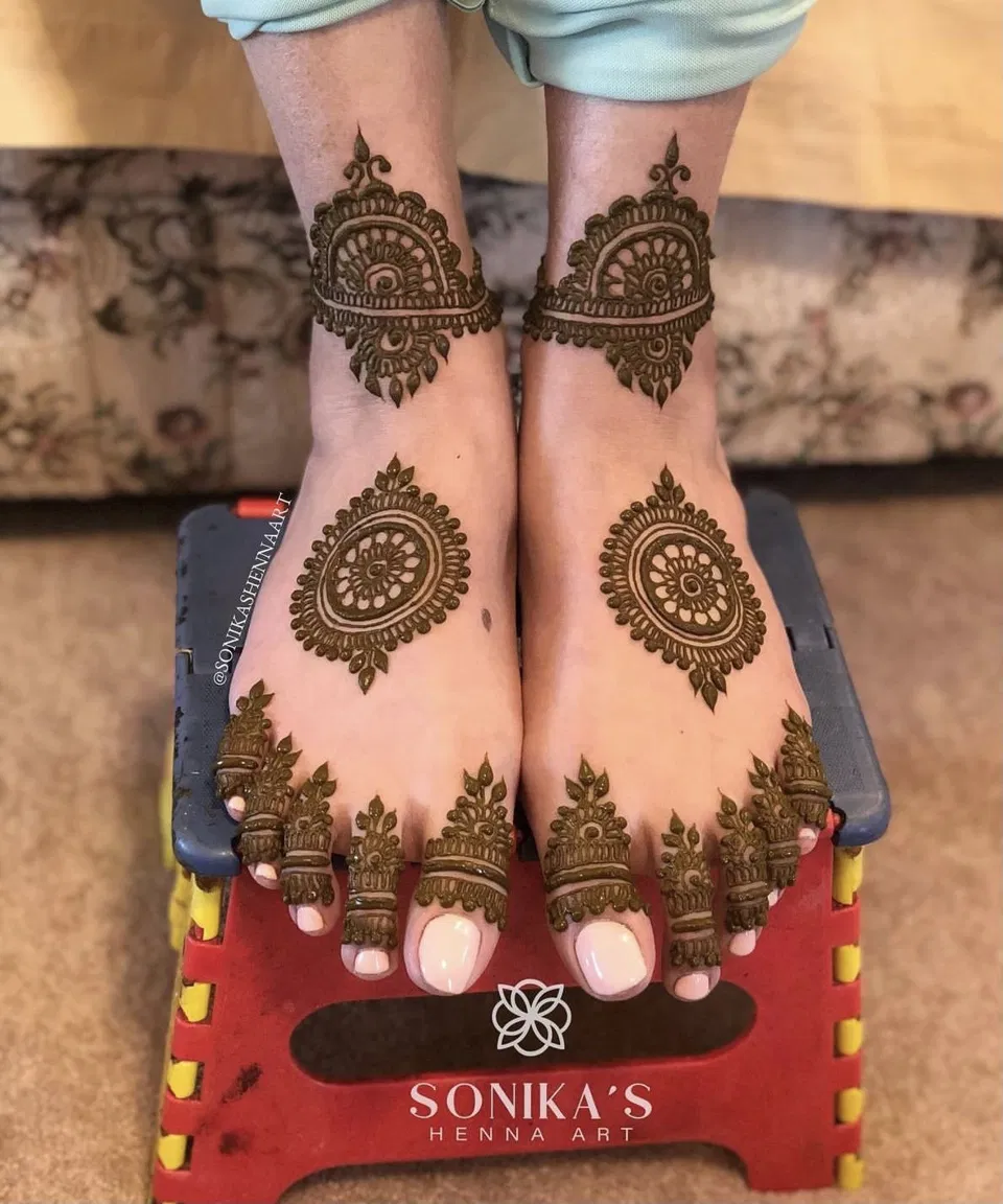 Bridal Indian Foot Mehndi Design with Gol Tikki