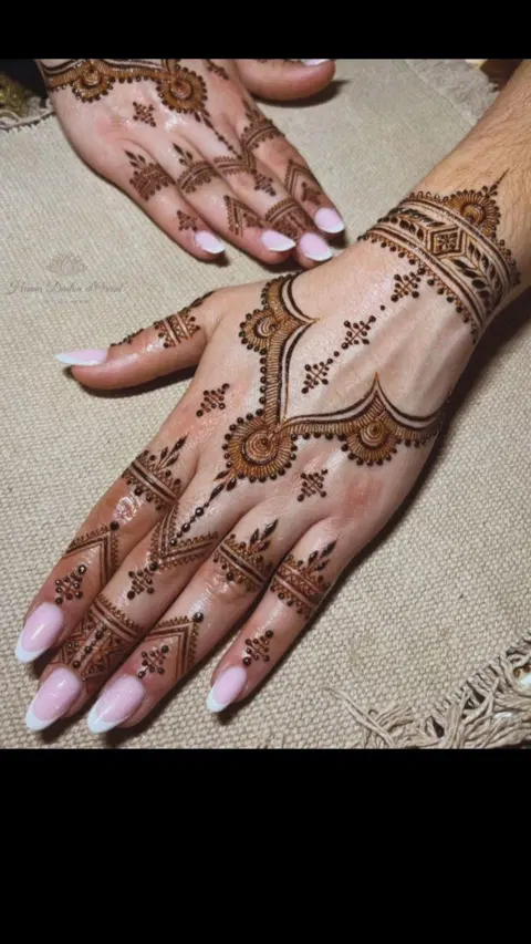 aesthetic bridal circle back hand mehndi design