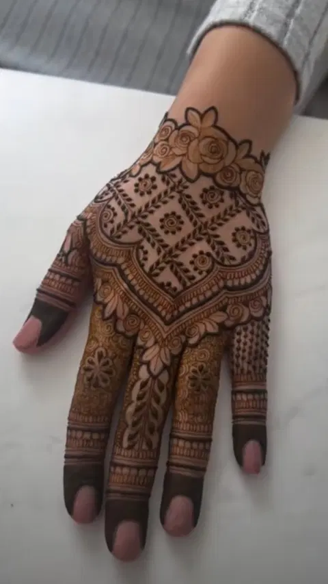 royal simple circle back hand mehndi design
