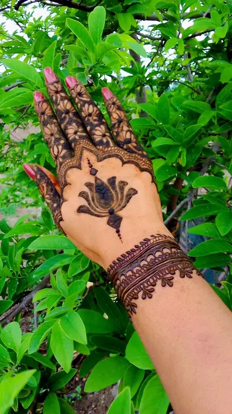 circle back hand mehndi design