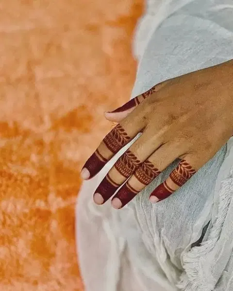 aesthetic minimal back hand mehndi design