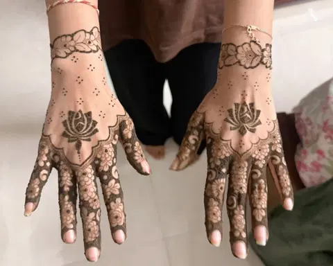 simple flower back hand mehndi design