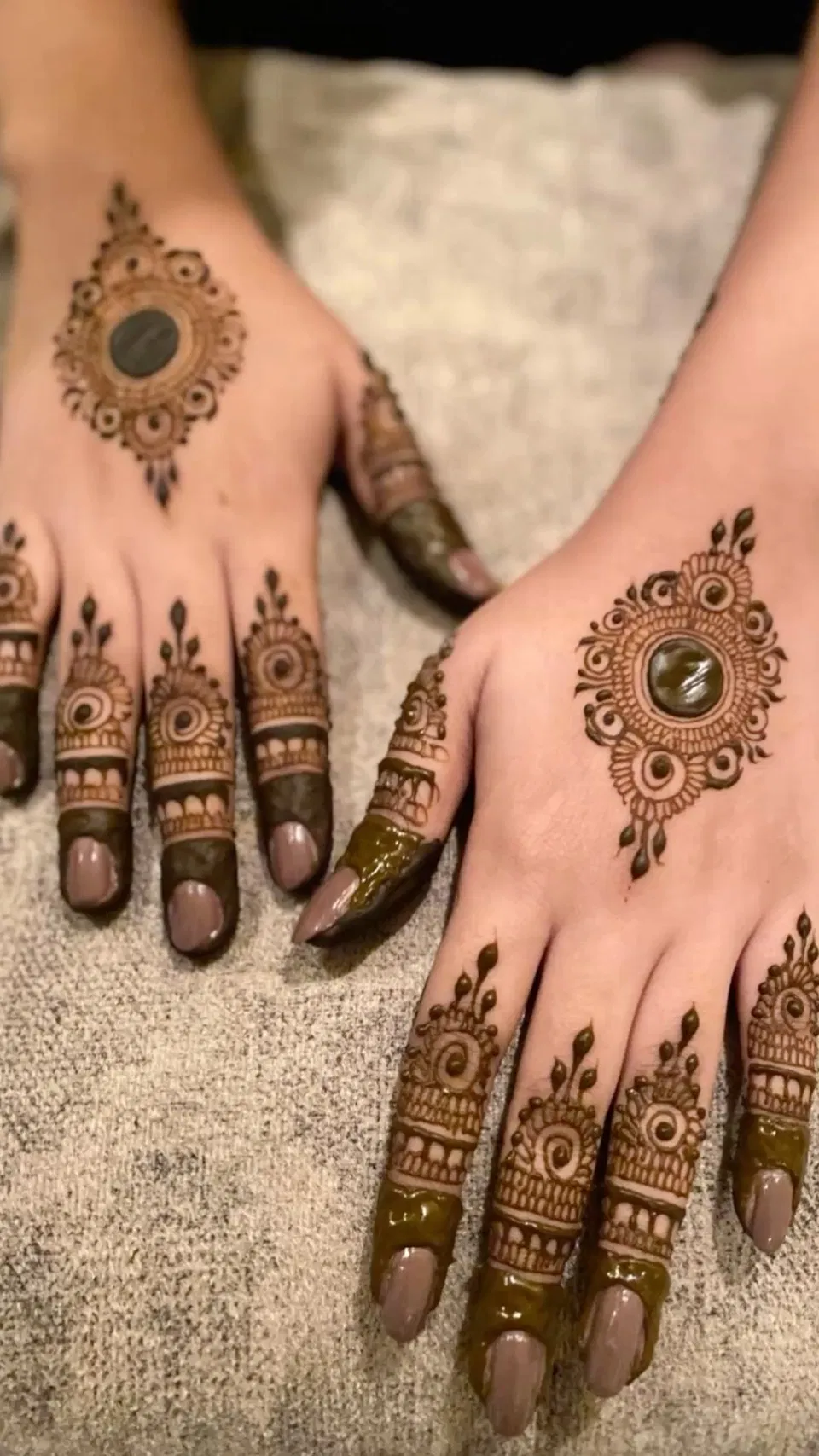Aesthetic Bridal Finger Mehndi Design with Gol Tikki