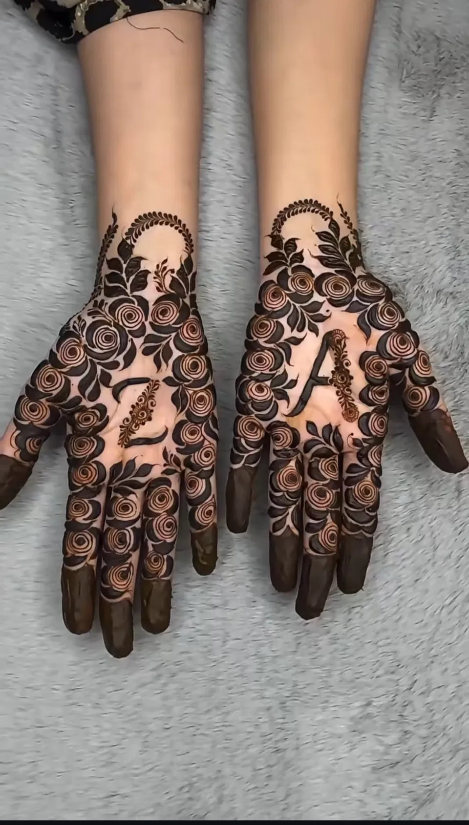 Aesthetic Arabic Back Hand Mehndi Design with Hidden Name for Eid (2)