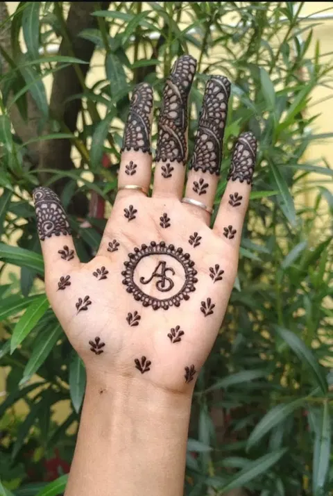 aesthetic simple circle finger mehndi design