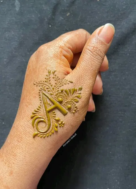 simple stylish name finger mehndi design