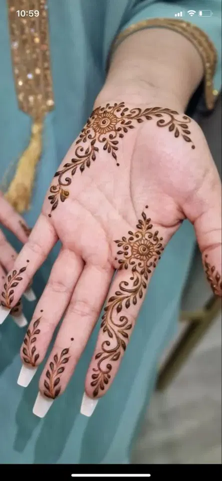 aesthetic royal finger mehndi design