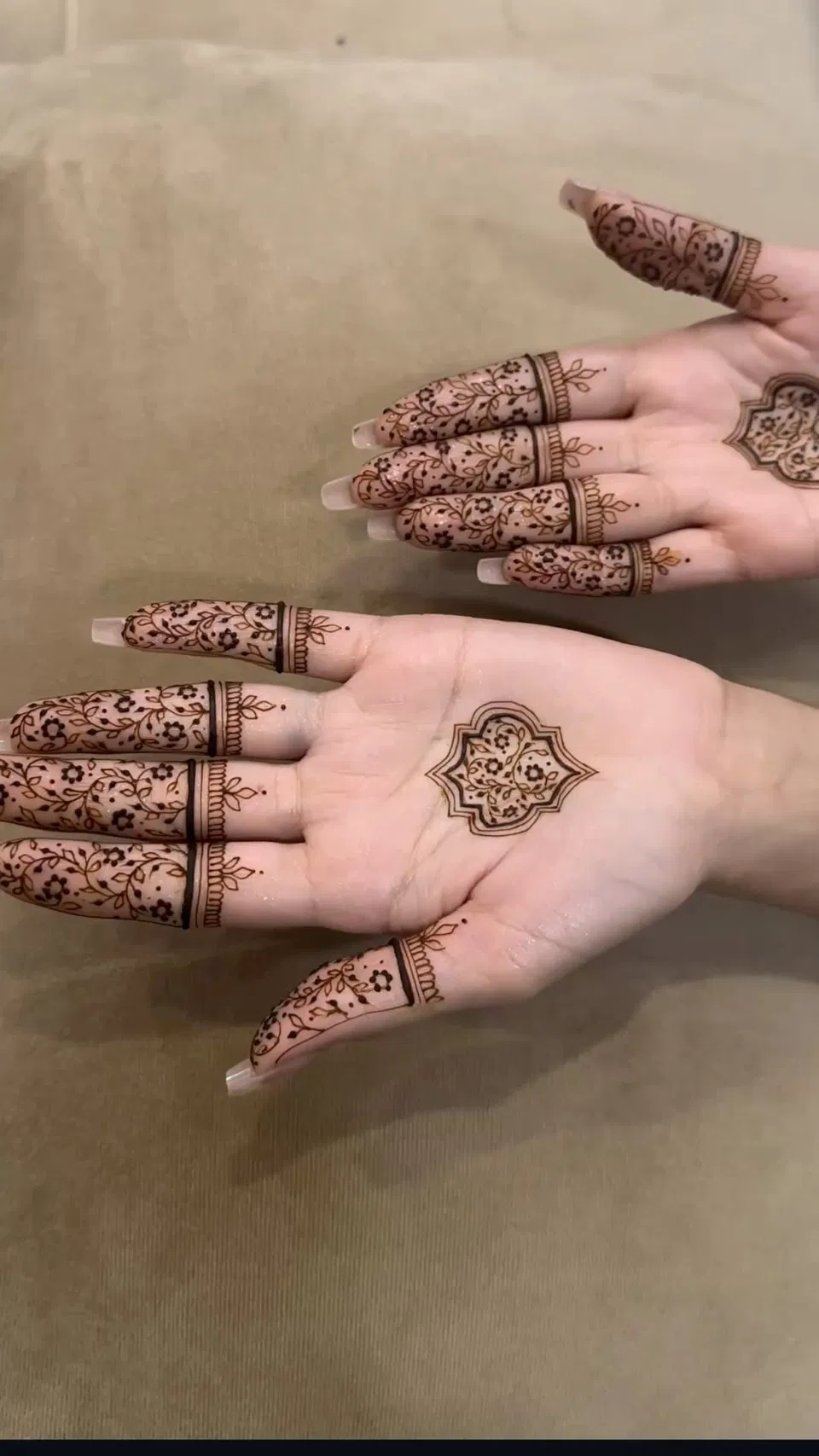 Royal Simple Finger Mehndi Design for Eid