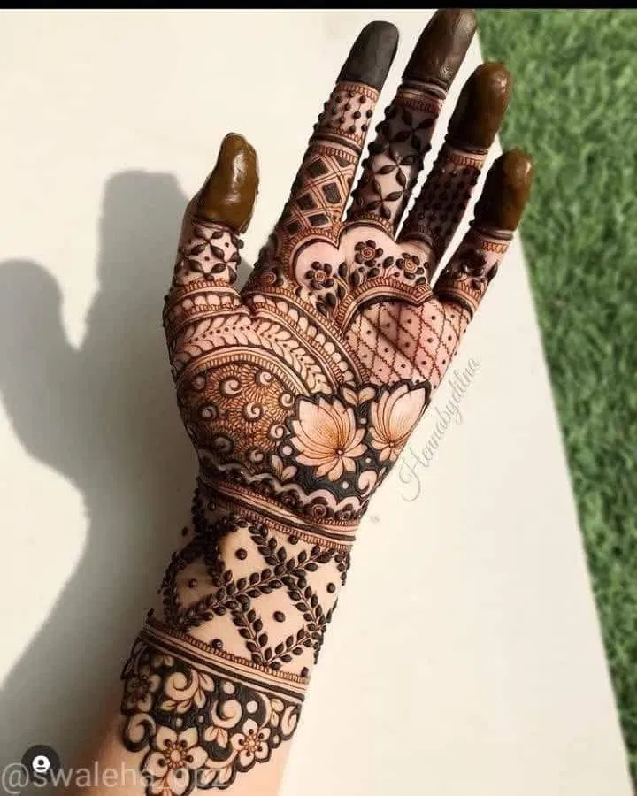 Bridal Stylish Finger Mehndi Design with Gol Tikki for Diwali (2)