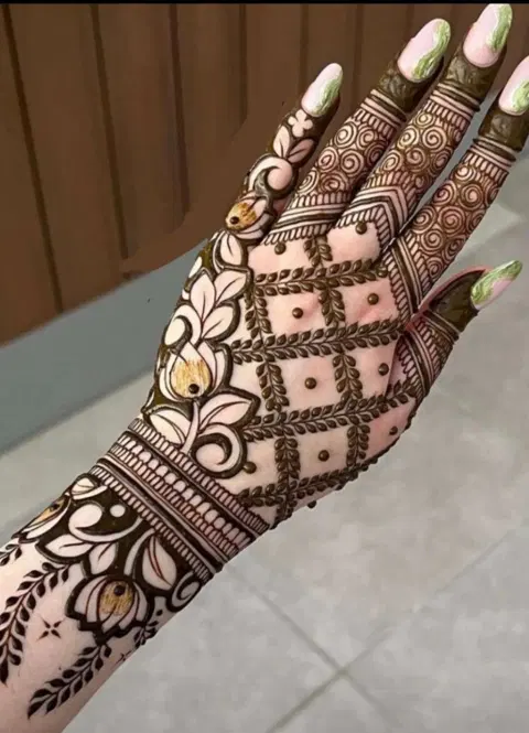 minimal simple jaal back hand mehndi design