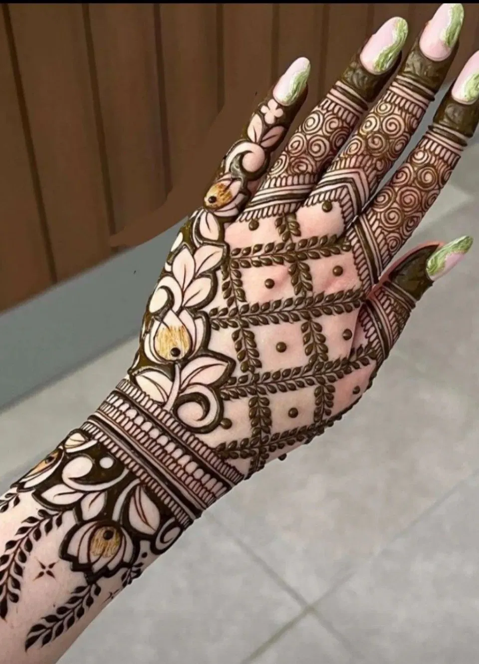 Minimal Simple Back Hand Mehndi Design with Jaal for Teej
