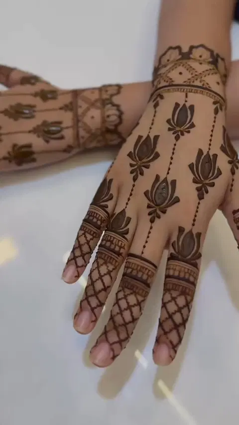 simple stylish flower finger mehndi design