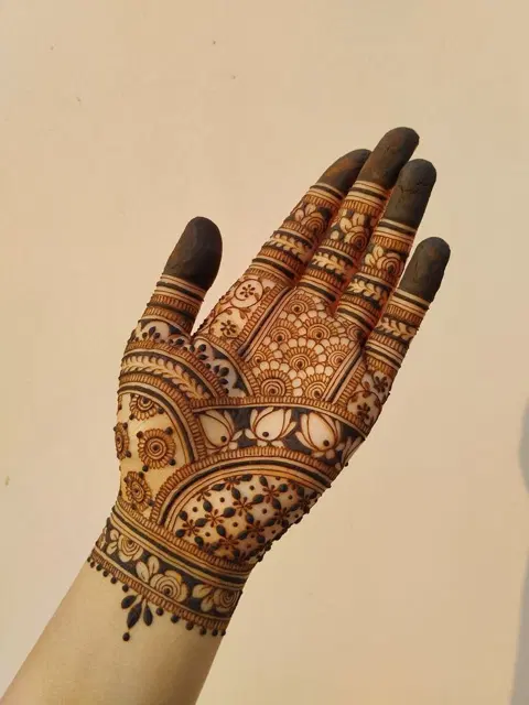 aesthetic bridal circle front hand mehndi design