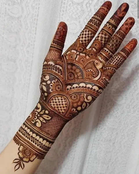 aesthetic arabic circle back hand mehndi design