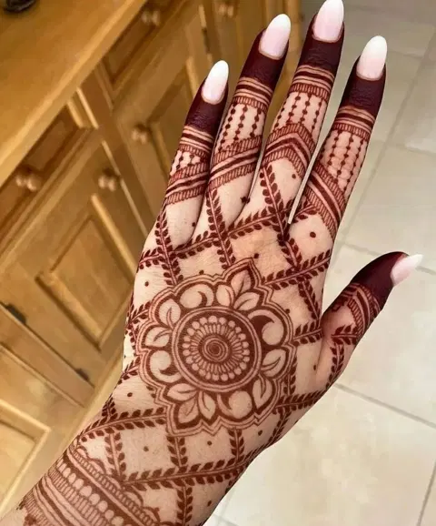 simple stylish back hand mehndi design