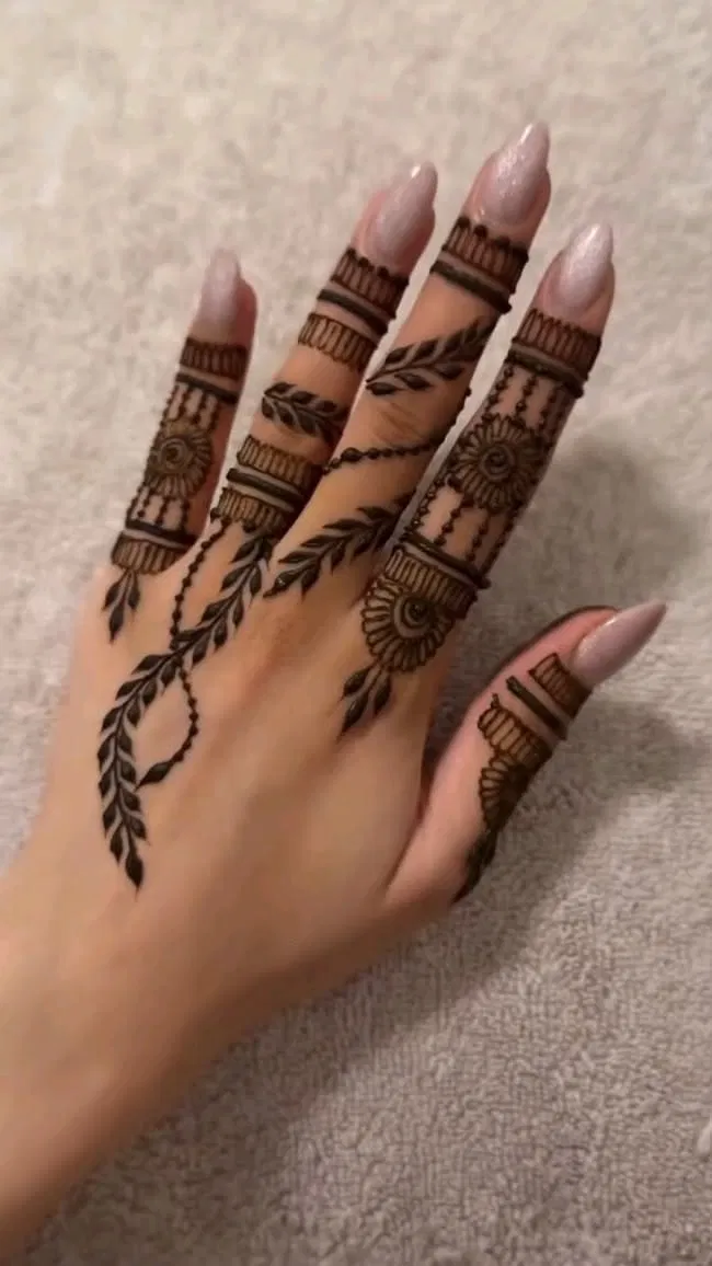 Arabic Minimal Back Hand Mehndi Design (2)