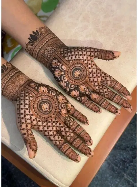 aesthetic bridal circle back hand mehndi design