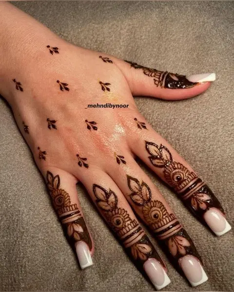 aesthetic minimal back hand mehndi design