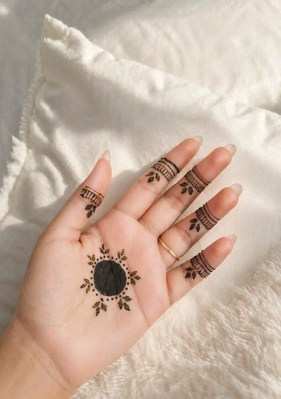 Arabic Simple Finger Mehndi Design with Gol Tikki and Figures