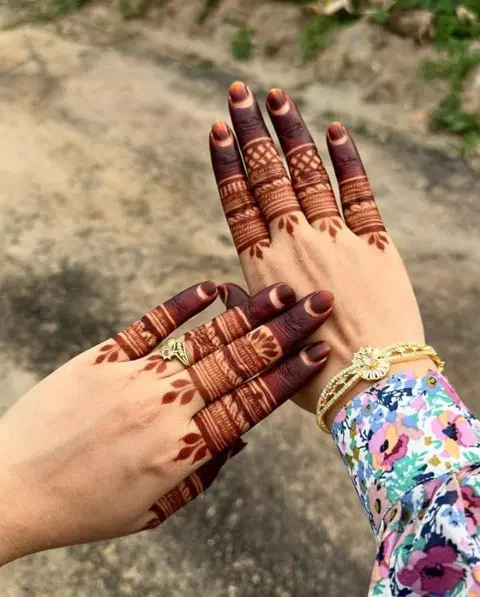 aesthetic royal finger mehndi design