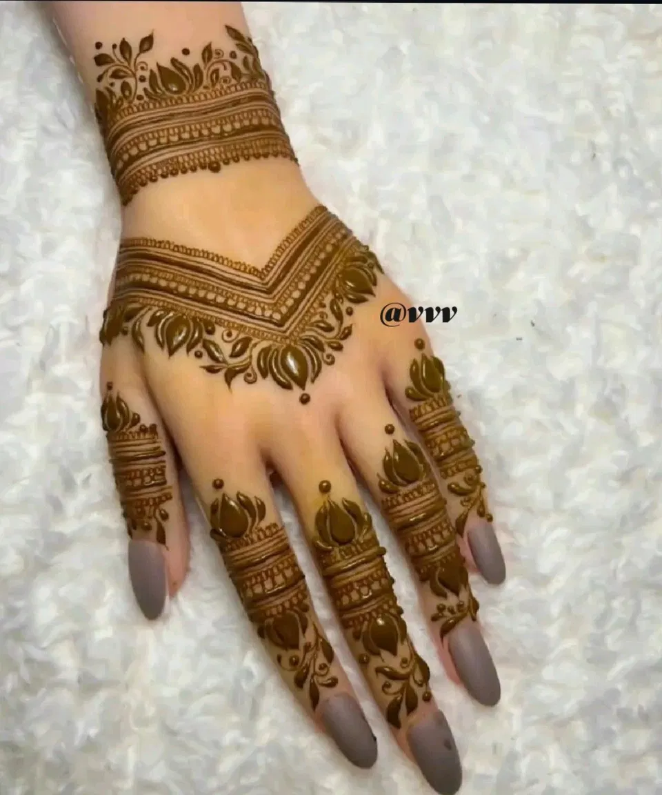 Simple Stylish Back Hand Mehndi Design with Bel (4)