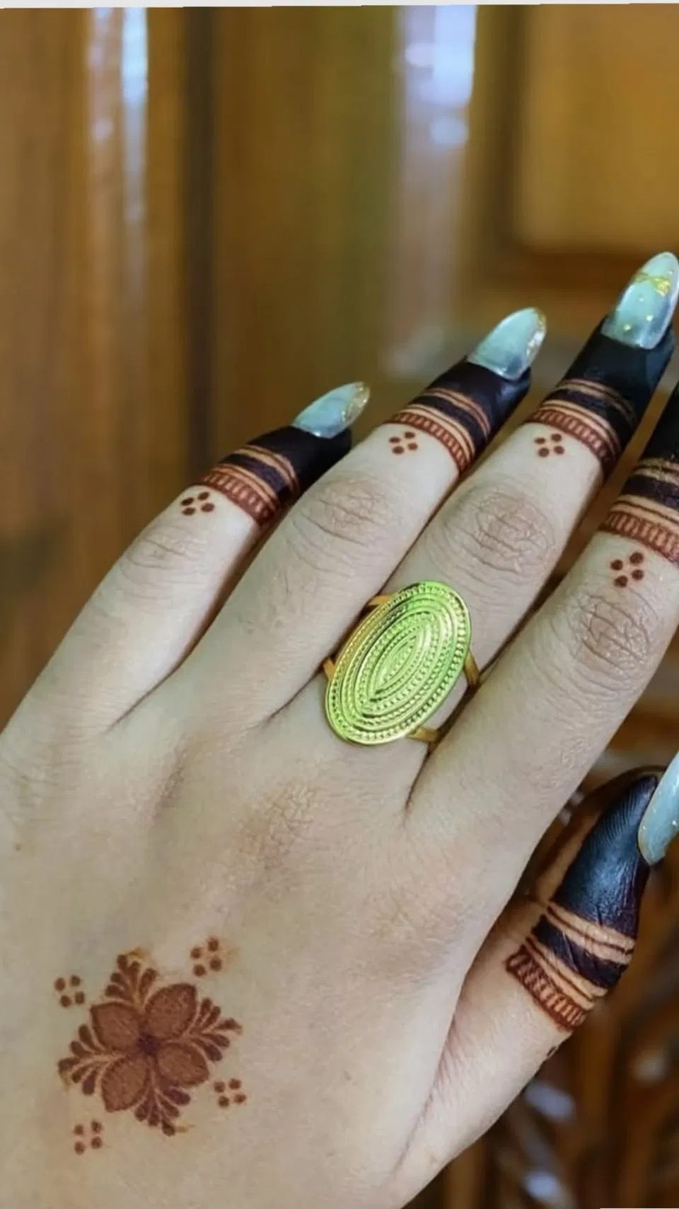 Aesthetic Minimal Back Hand Mehndi Design with Gol Tikki (5)