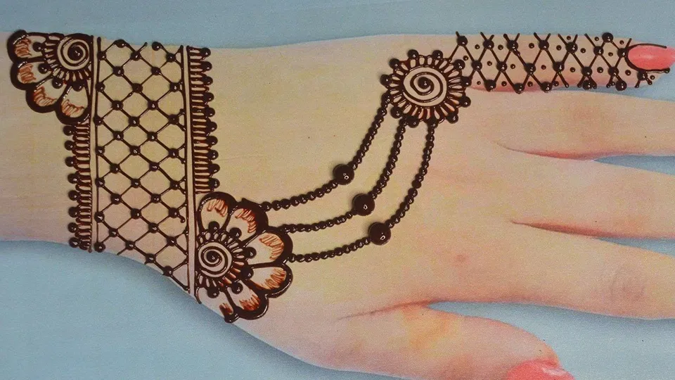 Arabic Simple Back Hand Mehndi Design with Bel (23)