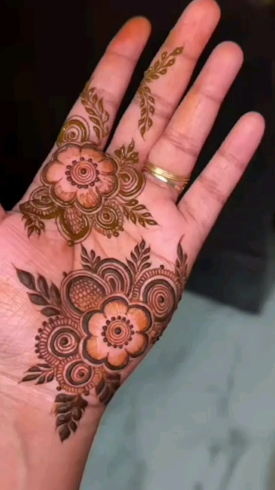 Simple Back Hand Mehndi Design (15)