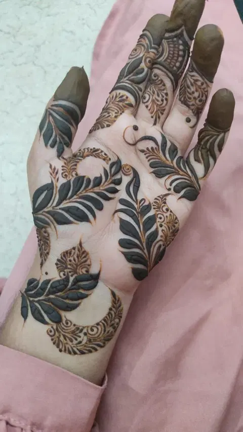 aesthetic arabic finger mehndi design