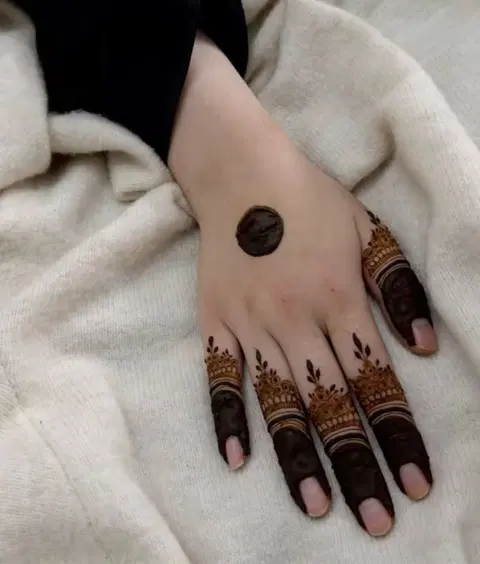 minimal simple circle back hand mehndi design
