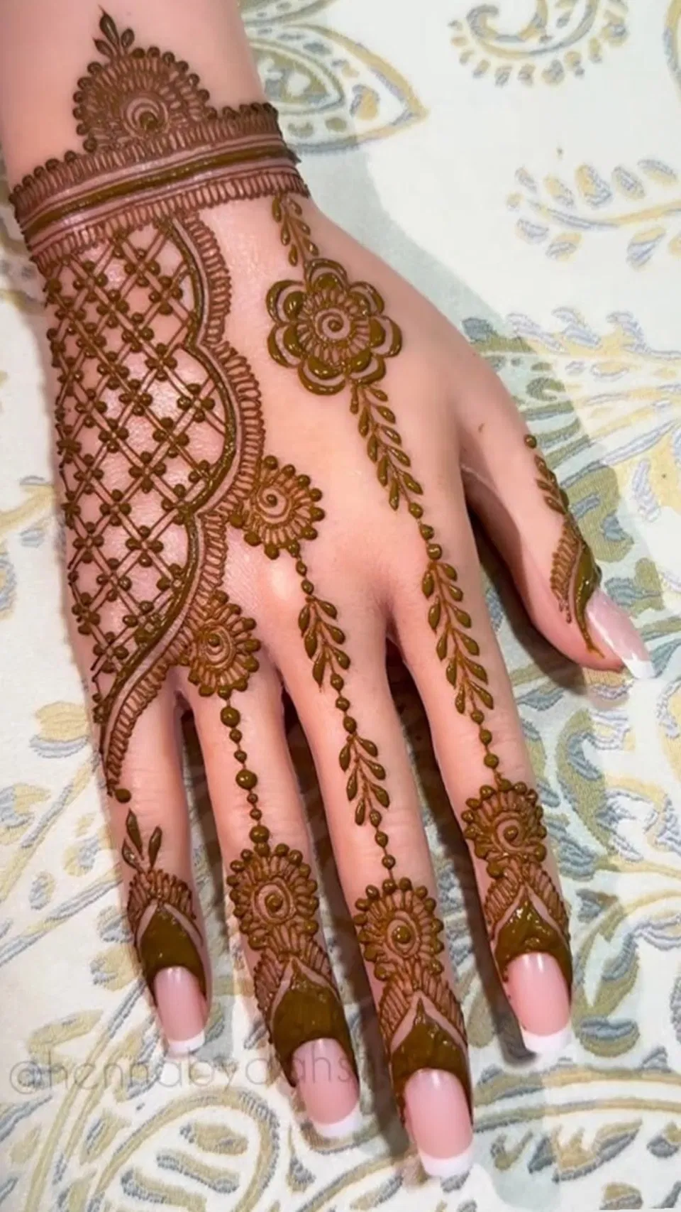 Arabic Bridal Back Hand Mehndi Design with Gol Tikki (7)