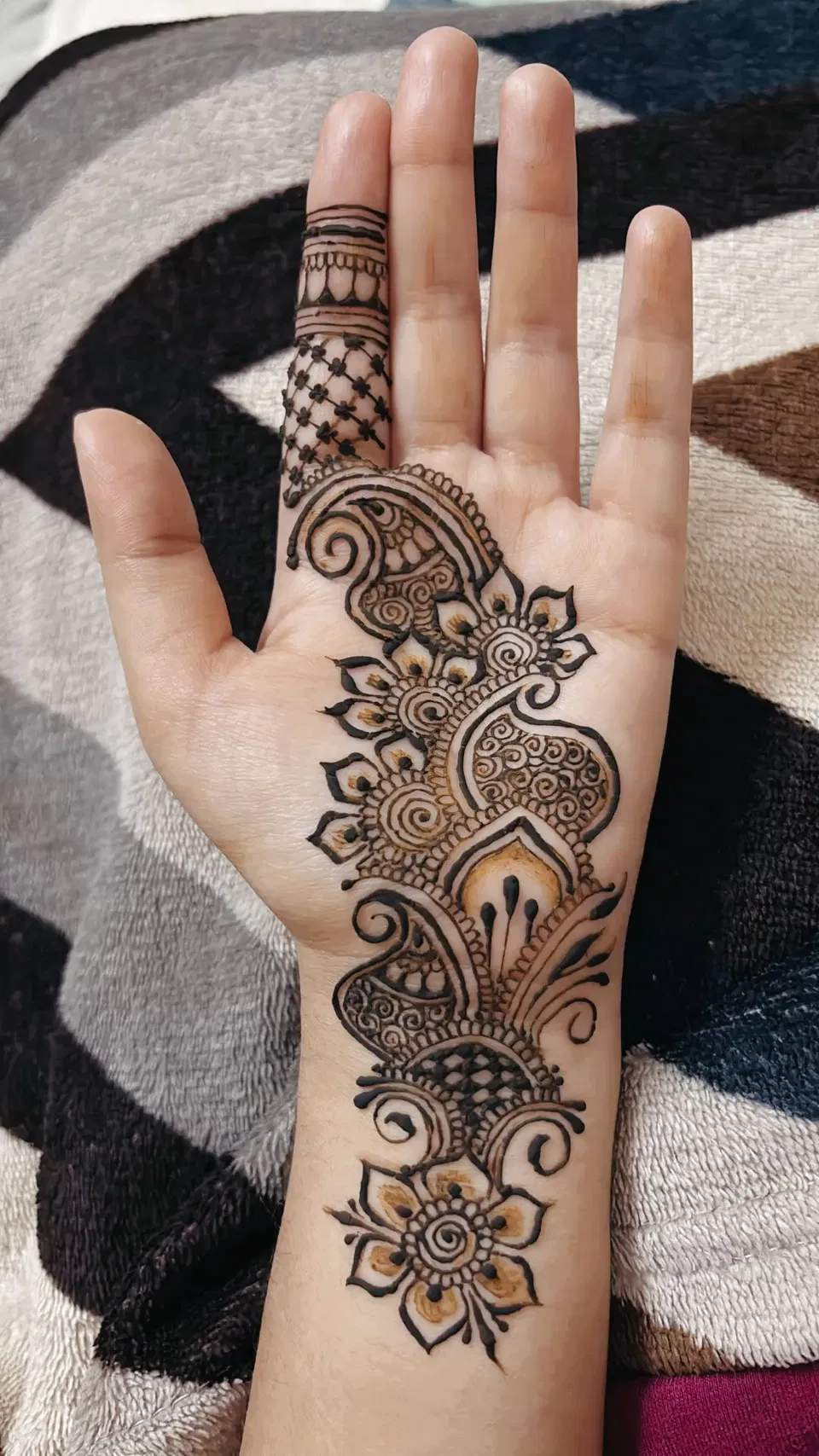 Arabic Bridal Front Hand Mehndi Design (23)