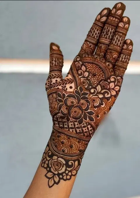 royal simple figure finger mehndi design