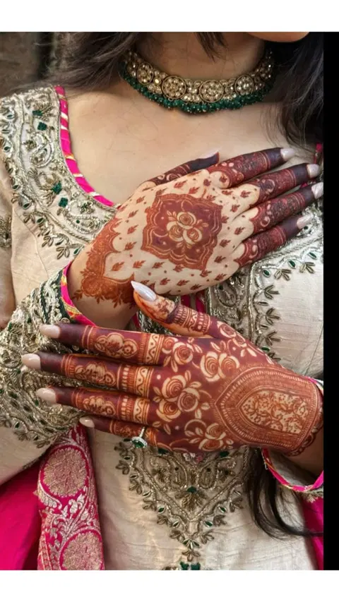 aesthetic bridal figure back hand mehndi design