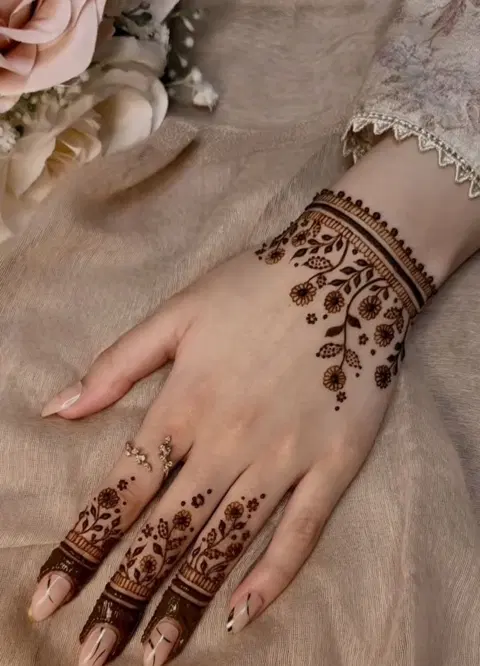 aesthetic arabic circle back hand mehndi design
