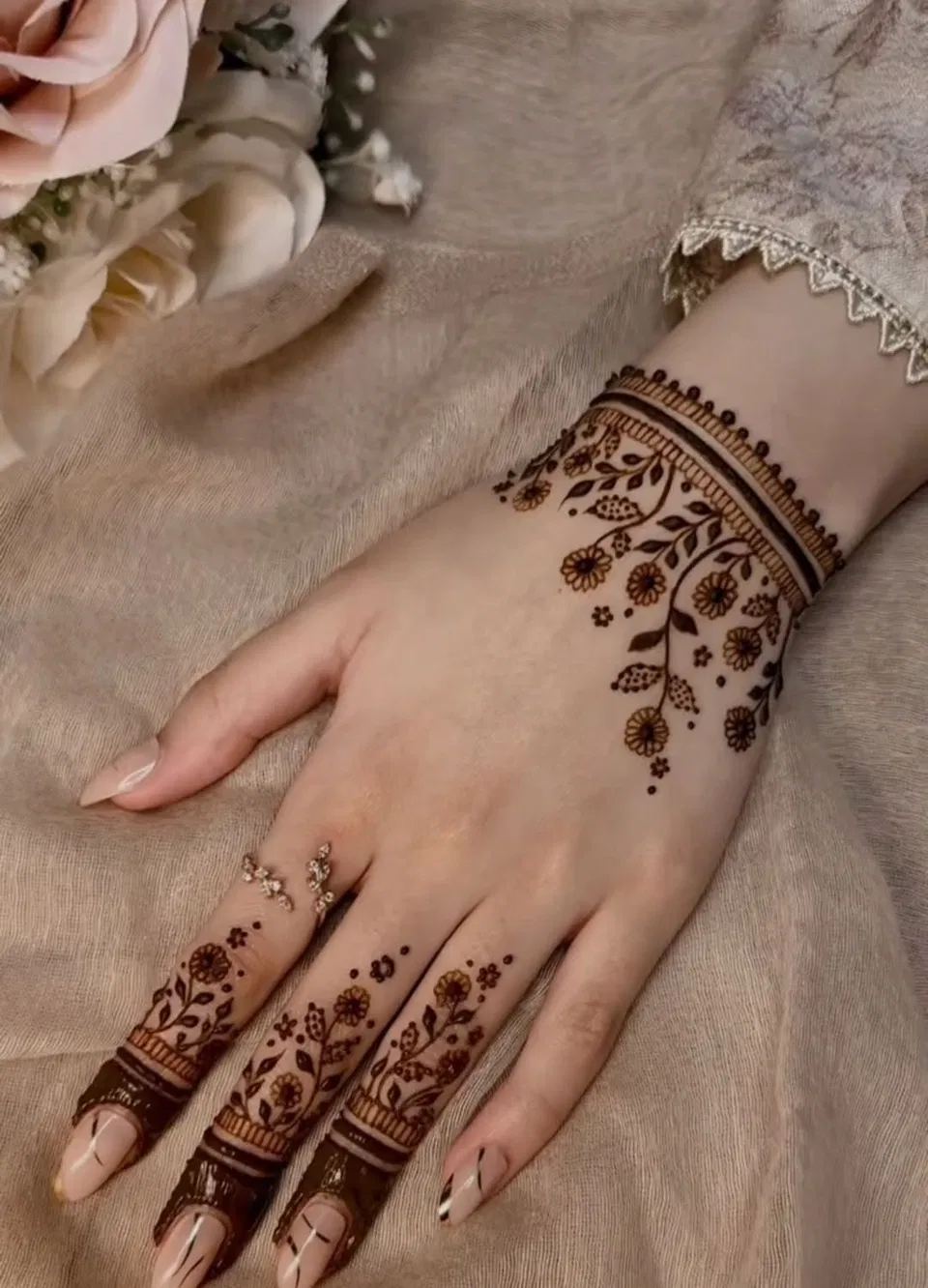 Aesthetic Arabic Back Hand Mehndi Design with Gol Tikki and Flowers (56)
