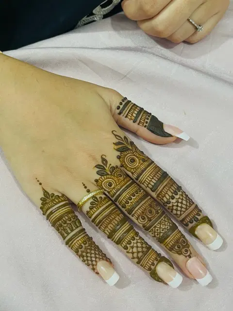 simple stylish back hand mehndi design