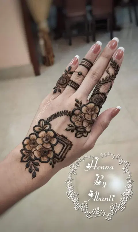 aesthetic arabic finger mehndi design