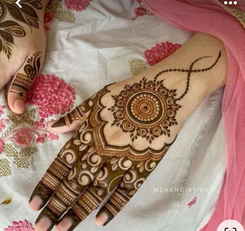 aesthetic bridal circle back hand mehndi design
