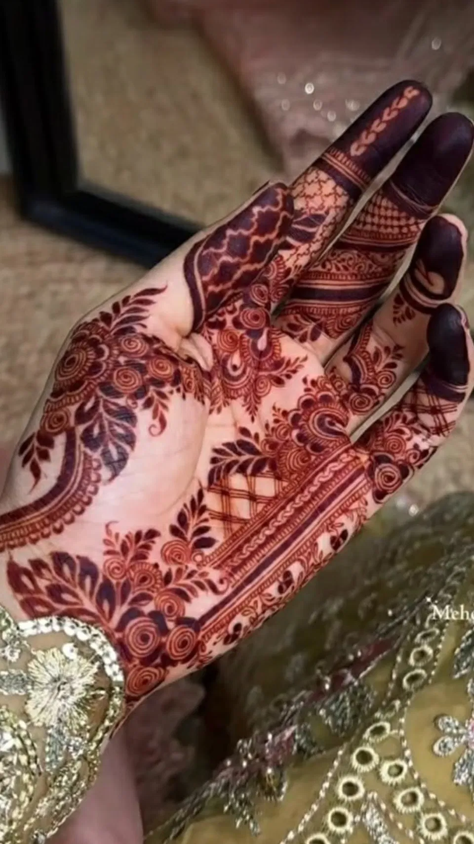 Aesthetic Bridal Finger Mehndi Design for Engagement (2)