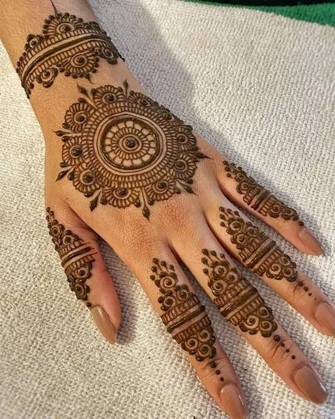 simple circle back hand mehndi design
