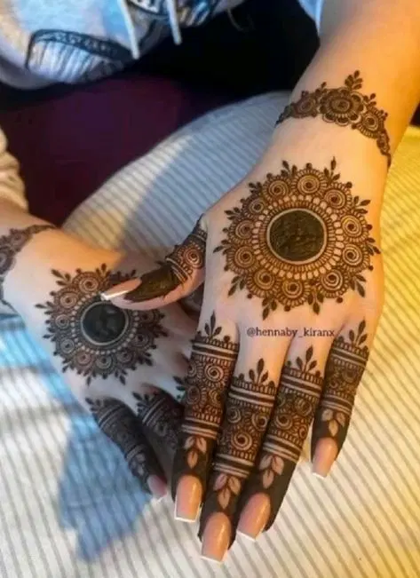 simple stylish circle back hand mehndi design