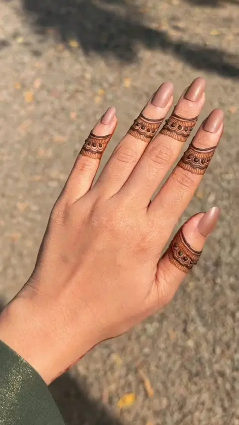 aesthetic minimal back hand mehndi design
