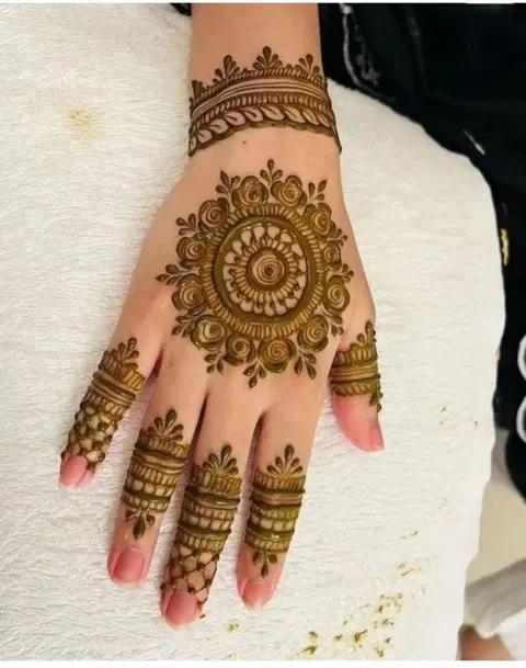 simple circle back hand mehndi design
